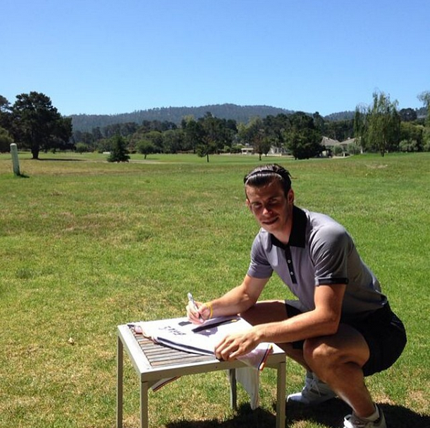 Gareth Bale skriver autografer. Gareth Bale skriver autografer.